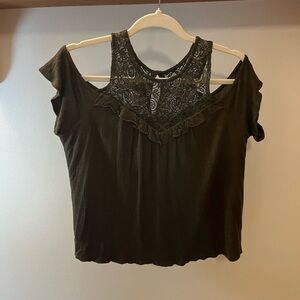 Exposed shoulder shirt